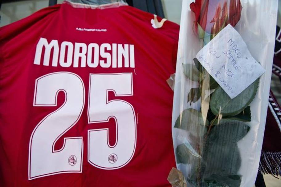 Piermario Morisini, Livorno. La &#39;25&#39; del centrocampista, morto il 14 aprile 2012 in seguito a una crisi cardiaca avuta durante Pescara-Livorno,  stata ritirata poche ore dopo la sua scomparsa. LaPresse